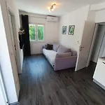 Holiday Apartment アパート